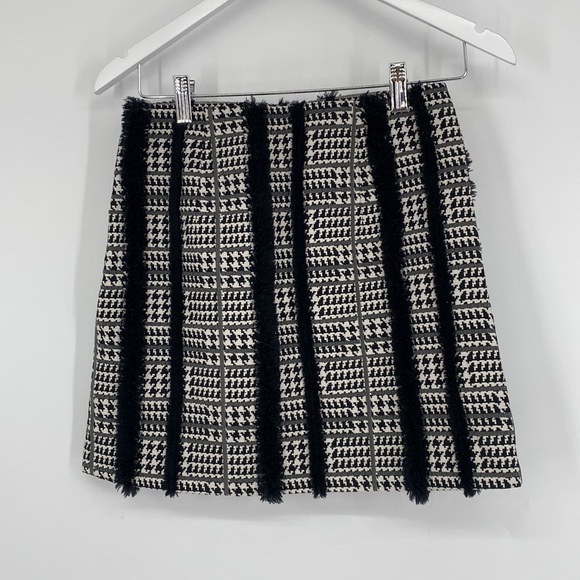 H & M Womens Abstract Printed Vertical Fringe Mini Skirt Black White Size 4 NWT - Picture 2 of 5